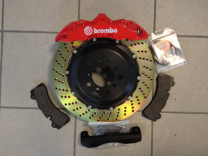 Kit frein AV Etriers Brembo 6 pistons (noir, rouge, jaune ou gris) Disques au choix rainurés ou percés 380 x 32 en 2 parties - 3750.00 HT 