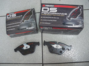  Jeu de plaquettes AR Performance (+ 20 % de Grip) - 109.02 HT - 
Coeff de friction de 0.46 - Recommandé pour une conduite plus sportive - (photo non contractuelle) 